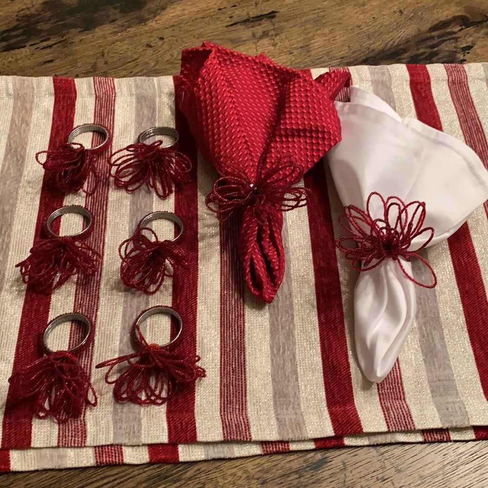 Like new👉🏻8 Cranberry Red Napkin Rings